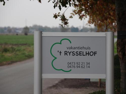 una señal frente a una carretera en Vakantiewoning 't Rysselhof, en Kaprijke