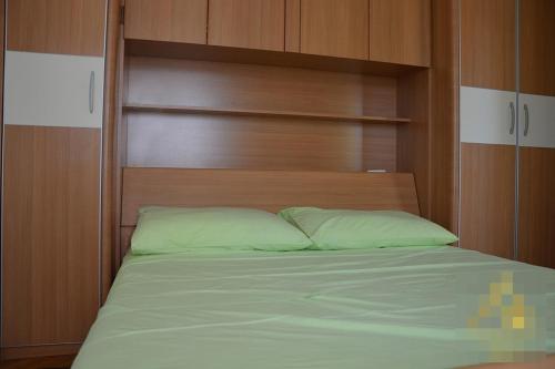 Postel nebo postele na pokoji v ubytování Apartment in Preko with sea view, terrace, air conditioning, Wi-Fi (4574-1)