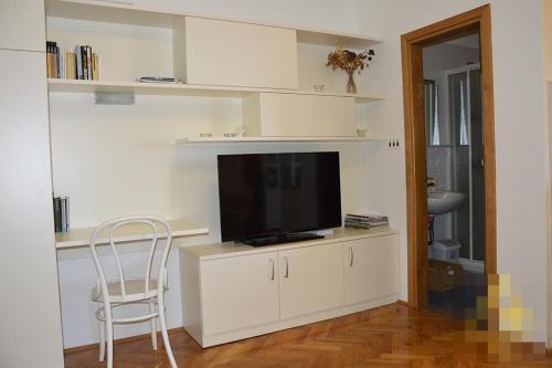 Televízia a/alebo spoločenská miestnosť v ubytovaní Studio Apartment in Preko with Sea View, Terrace, Air Conditioning, Wi-Fi (4574-2)