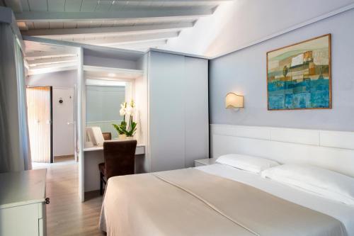 Ένα ή περισσότερα κρεβάτια σε δωμάτιο στο Hotel Grifone Firenze - Urban Pool & Spa