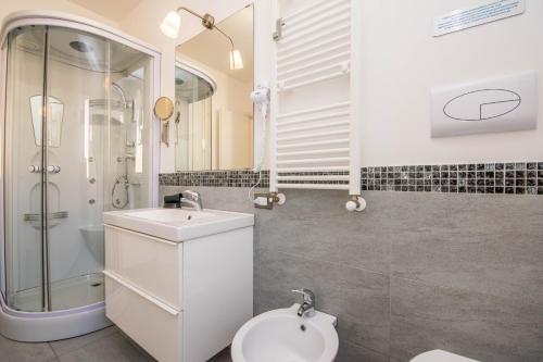 a bathroom with a toilet and a sink and a shower at Villa Francesco...graziosa, moderna, confortevole! in Lascari