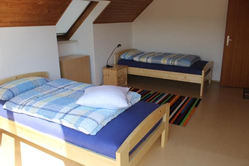 a bedroom with two beds in a room at Ferienwohnung Deichblick in Gerhardshofen