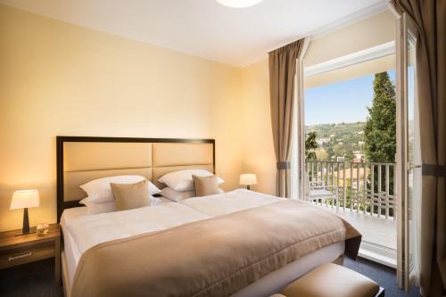 Säng eller sängar i ett rum på Remisens CASA ROSA - Hotel Metropol Annexe