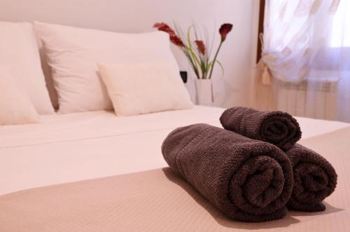 einen Stapel Handtücher auf dem Bett in der Unterkunft Ca' De L'Ogio in Venedig