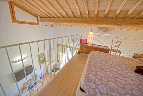 una camera con letto e pavimento in legno di Capannino by PosarelliVillas a Ponte A Bozzone