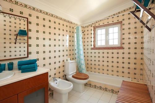 une salle de bain avec toilettes, baignoire et lavabo dans l'établissement Relaxing Villa w/pool up to 6 people Cascais, à Cascais
