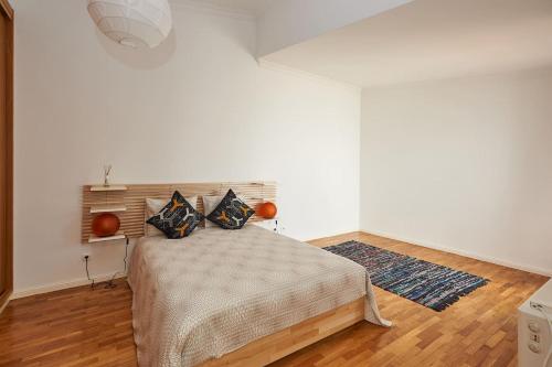une chambre avec un lit dans une pièce blanche dans l'établissement Relaxing Villa w/pool up to 6 people Cascais, à Cascais