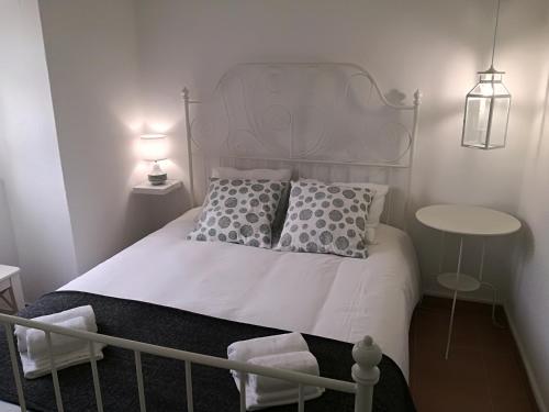 Un pat sau paturi într-o cameră la Montejunto Villas - Casa do Plátano