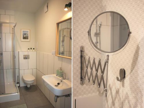 ビャワ・ボドラスカにあるApartament Studio 208の洗面台と鏡付きのバスルームの写真2枚