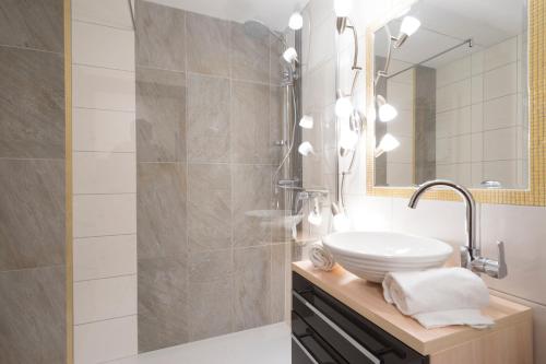a bathroom with a sink and a shower at Ferienwohnung M. Broghammer in Oberstdorf