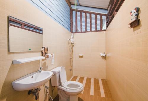 a bathroom with a toilet and a sink at Baan Imm Sook Resort in Chao Lao Beach