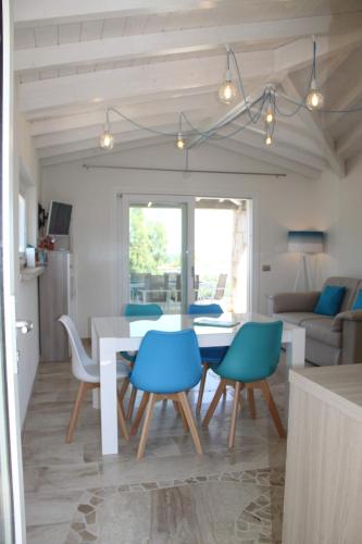 a kitchen and dining room with a table and chairs at R House Budoni in Budoni