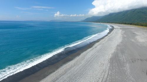 an aerial view of a sandy beach next to the ocean at Flower and Green Collection in Shunan