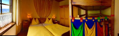 Sankt Stefan im LavanttalにあるApartment Haus Andreaのベッドルーム1室(二段ベッド2台、窓付)が備わります。