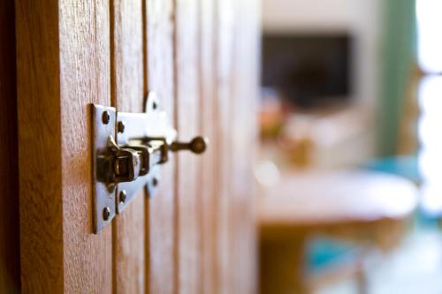 a close up of a wooden door with a knob at Forsthaus Luchsenburg in Ohorn