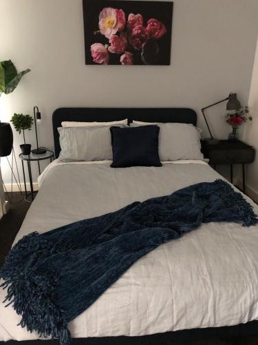 a bed with a blue blanket on top of it at Fantastic Southbank Apartment in Melbourne