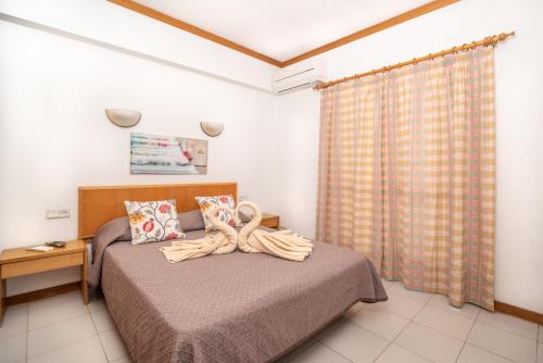 a bedroom with a bed and a desk at Verde Pino in Vilamoura