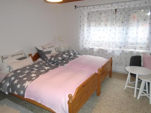 um quarto com uma cama, uma mesa e uma janela em Non Smoking Traudel Engelken em Neckargemünd