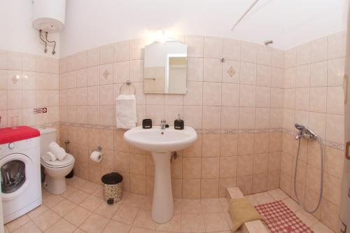 bagno con lavandino e servizi igienici di Helenas apartment a Razáta