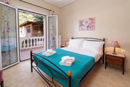 una camera da letto con un letto e asciugamani di Helenas apartment a Razáta