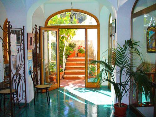una habitación con una puerta abierta con macetas en Villaverde en Positano