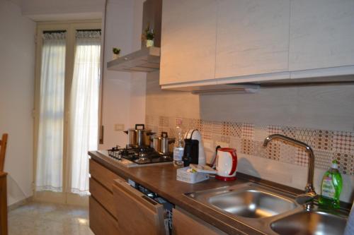 Kuchyň nebo kuchyňský kout v ubytování Domus Oltremare Flegrea
