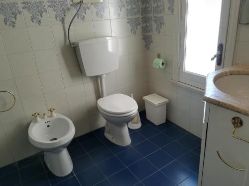 een badkamer met een toilet, een bidet en een wastafel bij Casa TREND in Marina di Ragusa