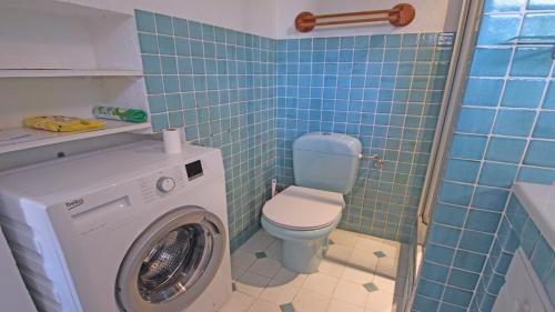La salle de bains est pourvue de toilettes et d'un lave-linge. dans l'établissement Villa Rico, à Sainte-Maxime