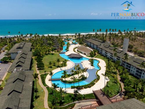 Una vista aérea de un resort y la playa. en Beach Class Muro Alto - Porto de Galinhas, en Porto de Galinhas