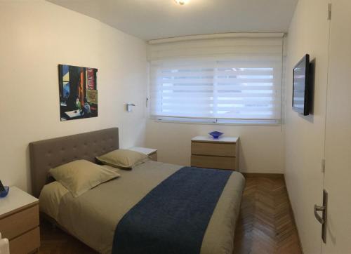 アンティーブにあるRoi Chevalierのベッドルーム1室(ベッド1台、ブラインド付きの窓付)