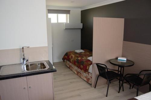Η κουζίνα ή μικρή κουζίνα στο Civic Motor Inn