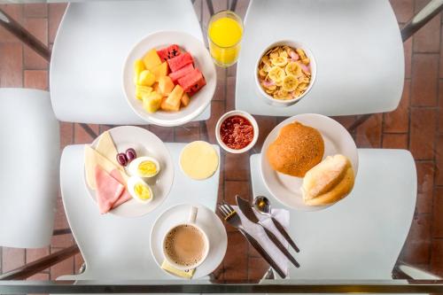 un tavolo con cibi e bevande per la colazione di Hotel Señorial a Lima
