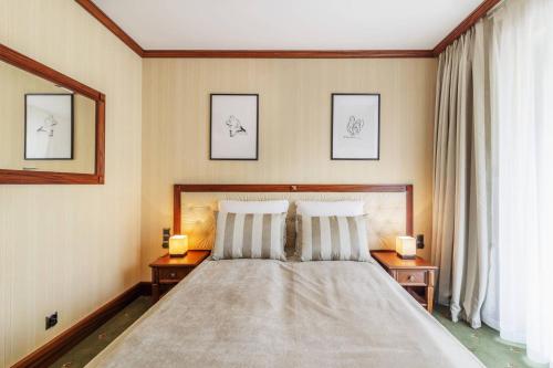 sypialnia z łóżkiem z dwoma lampami na dwóch stołach w obiekcie Prestige Apartment with Sauna by Grand Apartments w mieście Sopot