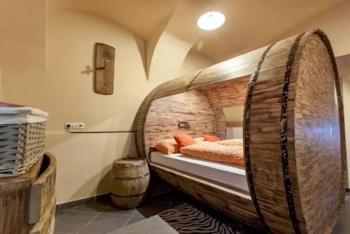 Lova arba lovos apgyvendinimo įstaigoje Beer & wine cellar