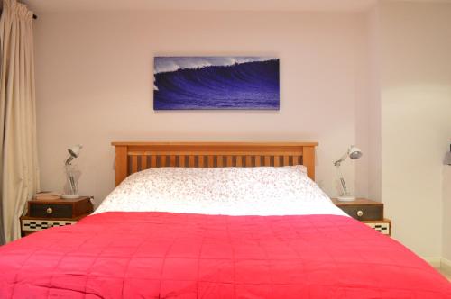 Tempat tidur dalam kamar di Spacious 2 Bedroom House Close to Notting Hill