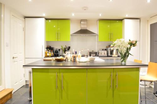 Kjøkken eller kjøkkenkrok på Spacious 2 Bedroom House Close to Notting Hill