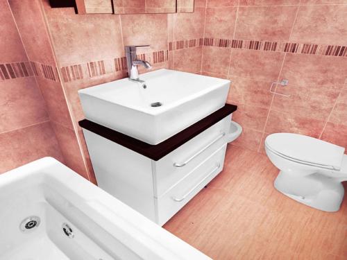 オロペサ・デル・マールにあるAPCOSTAS Torremar - Oropesaのバスルーム(白い洗面台、トイレ付)