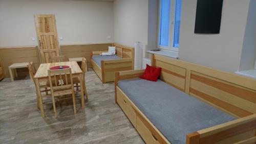 Habitación con cama, mesa y sillas. en Apartmán Žamberk en Žamberk