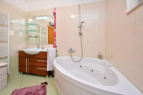 un bagno bianco con vasca e lavandino di ANTOS Put Gaja, Split a Spalato (Split)