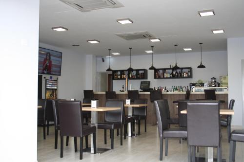 un restaurant avec des tables et des chaises ainsi qu'un bar dans l'établissement Hotel Mar de Aragón, à Caspe