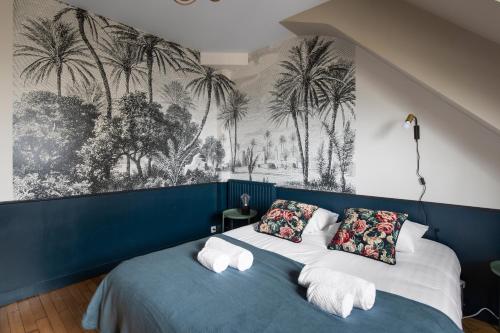 レンヌにあるTEA TIME by Cocoonrのベッドルーム1室(青いベッド1台、枕2つ付)