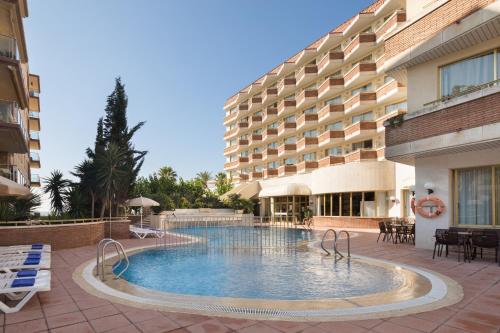 una piscina di fronte a un hotel di htop Royal Sun #htopFun a Santa Susanna