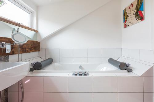 Ένα μπάνιο στο The Penthouse, Opposite Sale Metrolink, Includes Free Parking