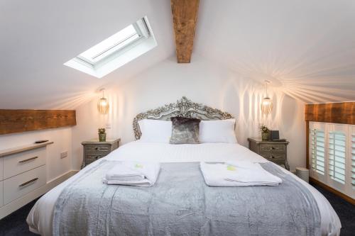Ένα ή περισσότερα κρεβάτια σε δωμάτιο στο The Penthouse, Opposite Sale Metrolink, Includes Free Parking