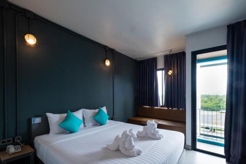 Postel nebo postele na pokoji v ubytování S.22 Hotel Suratthani