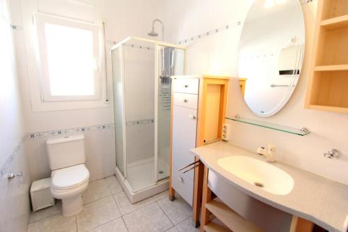 エンプリアブラバにあるLEON INMO Chalet Bianca - 10105のバスルーム(トイレ、洗面台、鏡付)