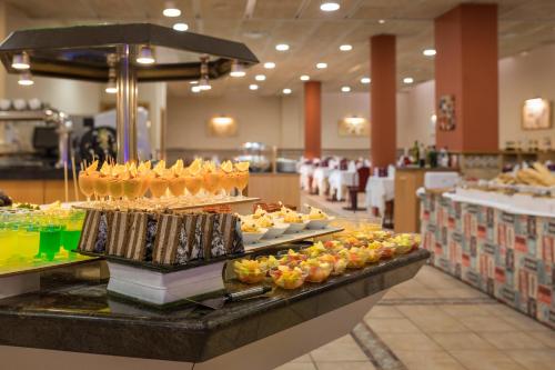 - un buffet dans un restaurant servant de nombreux plats dans l'établissement htop Royal Sun Suites #htopFun, à Santa Susanna