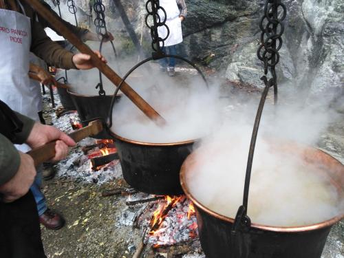 - un groupe de casseroles cuisinant au-dessus d'un feu dans l'établissement Albergo Dei Pescatori, à Piode