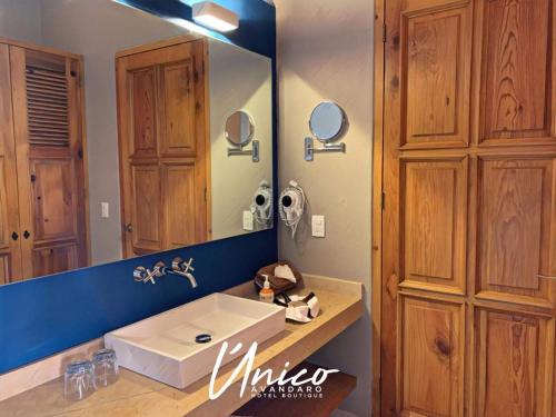 Bilik mandi di Hotel Boutique Unico Avandaro