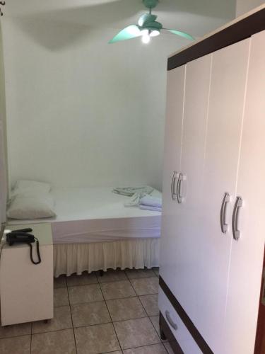 a bedroom with a bed and a ceiling fan at Hotel Central de Anápolis in Anápolis